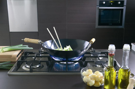 Người d&ugrave;ng kh&ocirc;ng n&ecirc;n chọn mua bếp ga loại k&iacute;nh viền v&igrave; nước sẽ thấm xuống dưới mặt k&iacute;nh g&acirc;y ẩm mốc v&agrave; hoen ố