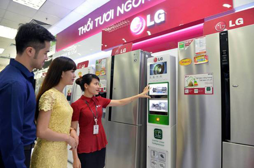 C&aacute;c cặp vợ chồng cần l&ecirc;n danh s&aacute;ch những m&oacute;n đồ cần mua trước khi chọn mua đồ gia dụng
