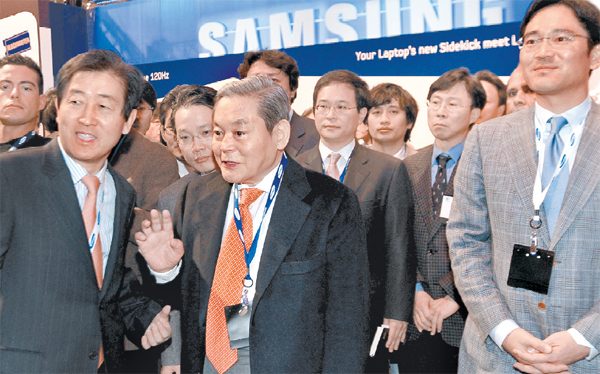 Chủ tịch t&acirc;̣p đoàn Samsung Lee Kun Hee đòi nh&acirc;n vi&ecirc;n đ&ocirc;́i xử như m&ocirc;̣t vị chúa