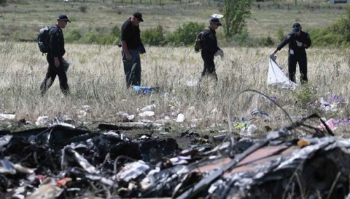 C&aacute;c chuy&ecirc;n gia Malaysia tại hiện trường MH17.