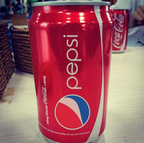 Thậm chí in cả tên đối thủ lên lon coca