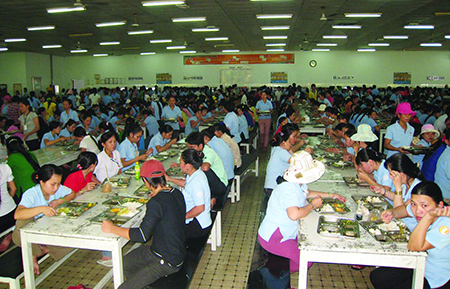 Bữa cơm công nhân ở tỉnh Bình Dương hầu như chỉ có giá chưa đầy 11.000 đồng Bữa cơm công nhân ở tỉnh Bình Dương hầu như chỉ có giá chưa đầy 11.000 đồng