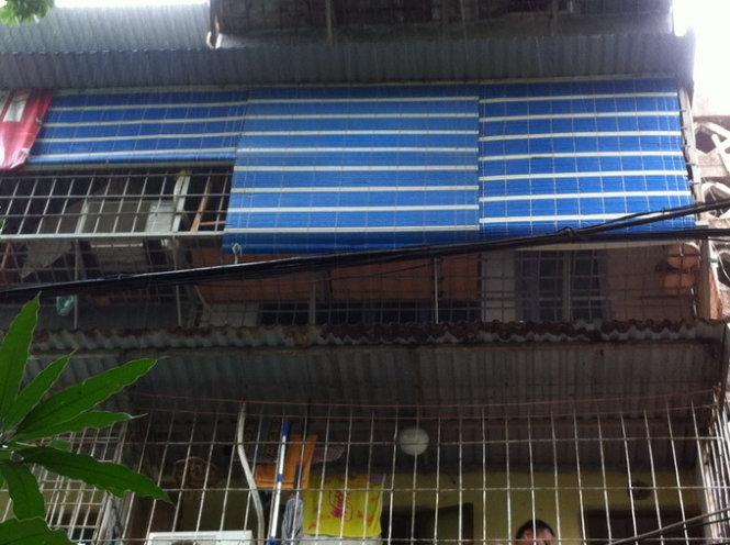 Căn hộ ở tầng 4 (có rèm xanh) nơi kẻ bắt cóc đang khống chế con tin và cố thủ