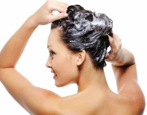 Xoa đều sữa chua l&ecirc;n t&oacute;c gi&uacute;p t&oacute;c khoẻ đẹp, b&oacute;ng mượt