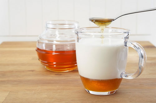 Sữa chua c&oacute; khả năng tăng độ ẩm v&agrave; l&agrave;m trắng s&aacute;ng l&agrave;n da