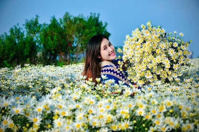 Thiếu nữ H&agrave; Th&agrave;nh e ấp b&ecirc;n c&uacute;c họa mi