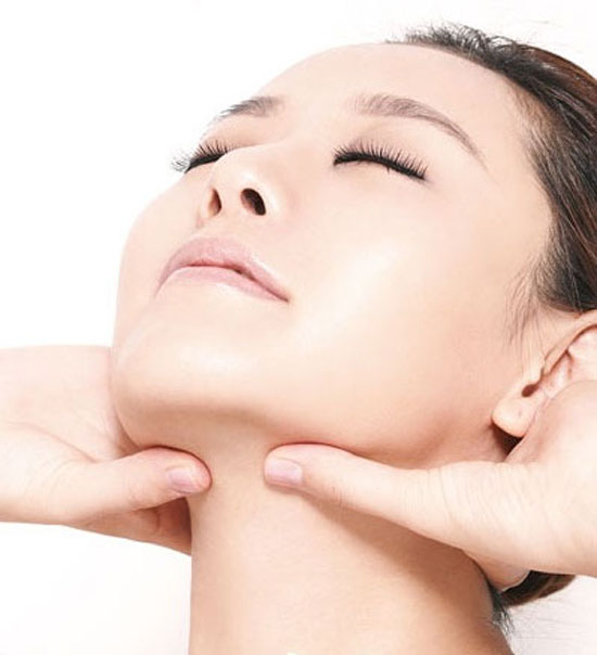 C&aacute;c thao t&aacute;c massage đơn giản bằng tay, với th&igrave;a hoặc dầu oliu gi&uacute;p l&agrave;m thon gọn khu&ocirc;n mặt