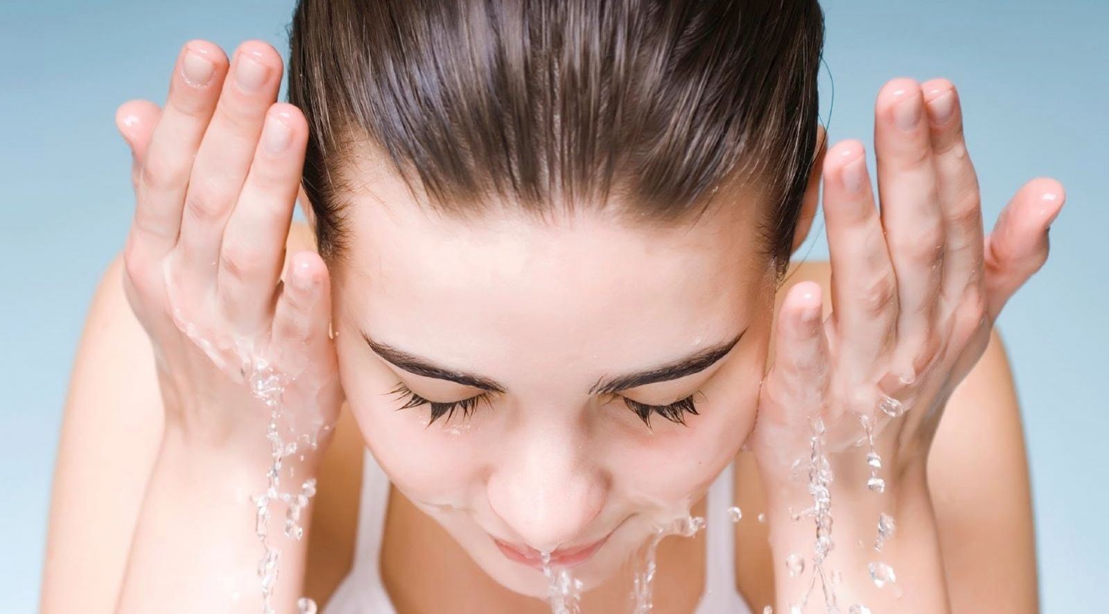 Rửa mặt bằng nước lạnh gi&uacute;p trị da dầu nhanh ch&oacute;ng