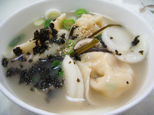 M&oacute;n canh Tteokguk thơm ngon l&agrave; đặc sản ăn Tết đem lại may mắn cho người H&agrave;n Quốc