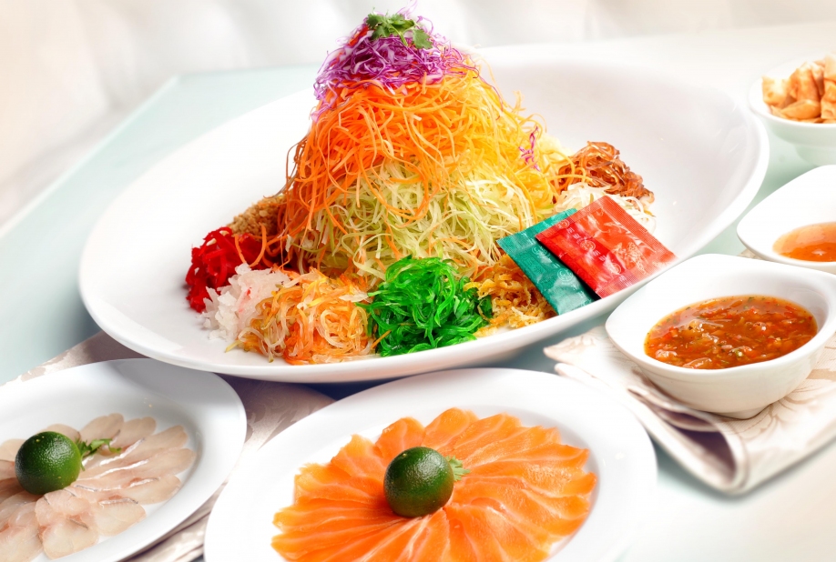 M&oacute;n Yu Sheng m&agrave;u sắc rực rỡ - đặc sản ăn Tết tại Singapore v&agrave; Malaysia