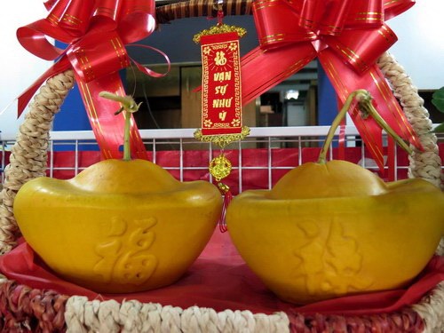 Cặp dưa hấu h&igrave;nh thỏi v&agrave;ng - đặc sản ăn Tết ch&aacute;y h&agrave;ng xu&acirc;n Ất M&ugrave;i n&agrave;y