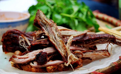 Đặc sản ăn Tết như thịt tr&acirc;u, b&ograve;, ngựa g&aacute;c bếp c&oacute; gi&aacute; kh&aacute; đắt nhưng vẫn h&uacute;t kh&aacute;ch