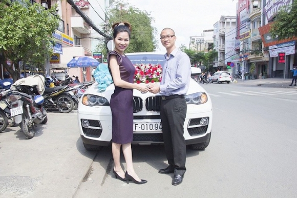 Nữ đại gia B&ugrave;i Thị H&agrave; thường xuy&ecirc;n tặng qu&agrave; sang cho mọi người