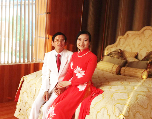 Đại gia L&ecirc; &Acirc;n b&ecirc;n vợ v&agrave; chiếc giường 6 tỷ đồng