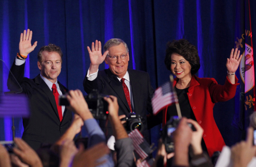 Lãnh đạo Đảng Cộng hòa tại Thượng viện Mỹ Mitch McConnell (giữa) và vợ tại lễ ăn mừng chiến thắng ở Louisville, Kentucky, hôm qua Lãnh đạo Đảng Cộng hòa tại Thượng viện Mỹ Mitch McConnell (giữa) và vợ tại lễ ăn mừng chiến thắng ở Louisville, Kentucky, hôm qua