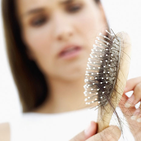 Cần biết c&aacute;ch chọn dầu gội cho t&oacute;c rụng để ngăn chặn t&igrave;nh trạng n&agrave;y. Ảnh minh họa