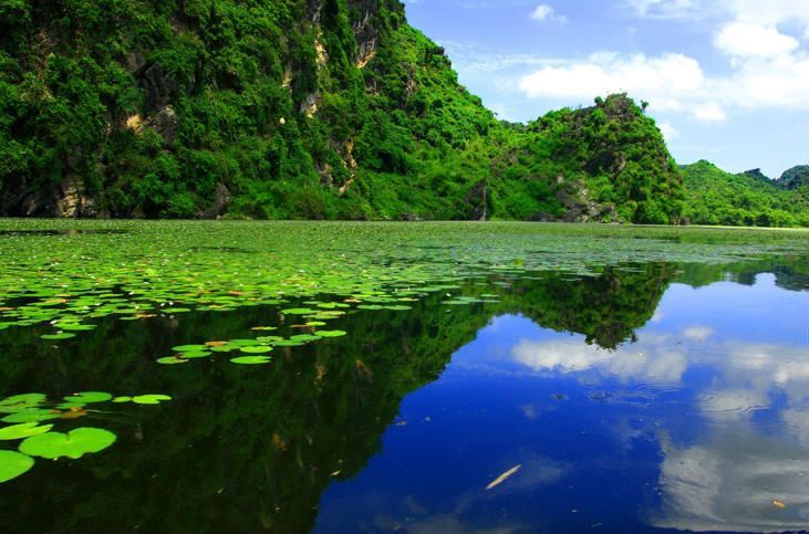 Phong cảnh Hồ Quan Sơn đẹp bởi sự pha quyện giữa những ngọn n&uacute;i đ&aacute; v&ocirc;i 