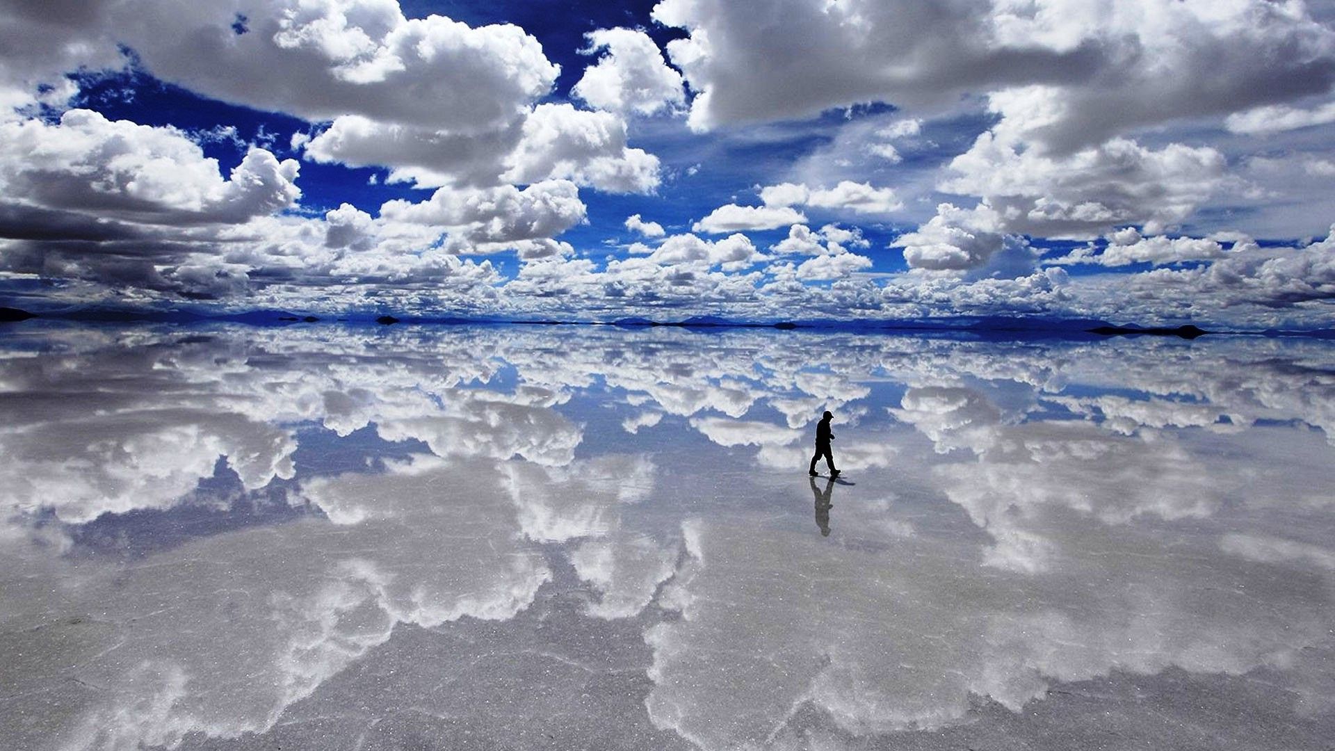 C&aacute;nh đồng muối Salar de Uyuni l&agrave; một địa danh tr&ecirc;n thế giới rất h&uacute;t kh&aacute;ch du lịch