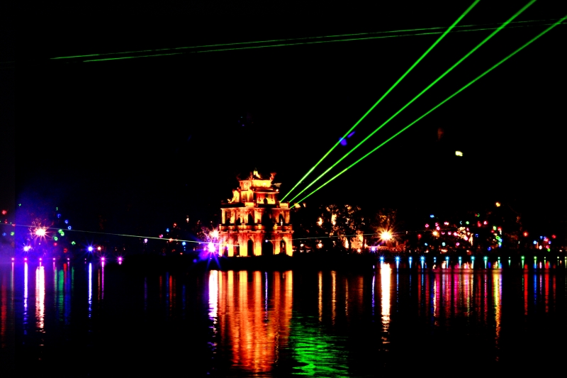 Hồ Gươm lu&ocirc;n l&agrave; điểm hẹn l&yacute; tưởng d&agrave;nh cho c&aacute;c cặp đ&ocirc;i trong những dịp lễ