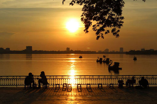 C&ugrave;ng người m&igrave;nh y&ecirc;u đi ngắm cảnh ho&agrave;ng h&ocirc;n ở hồ T&acirc;y thật l&atilde;ng mạn v&agrave; tuyệt vời