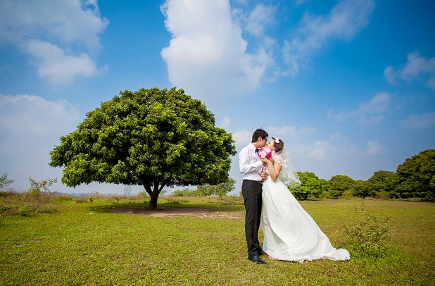 Vườn nh&atilde;n l&agrave; một địa điểm chụp ảnh 'ruột' cho c&aacute;c đ&ocirc;i uy&ecirc;n ương