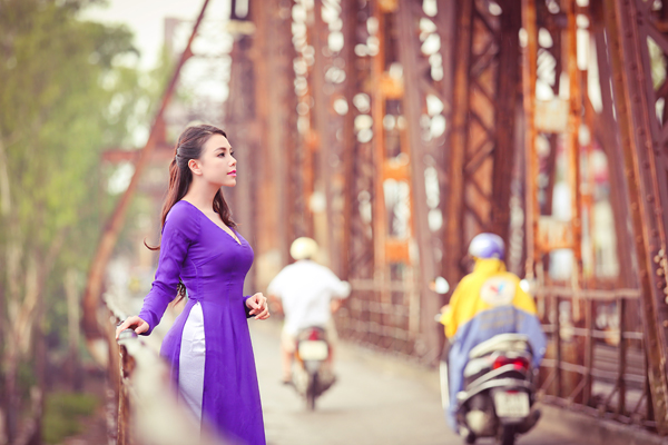 Cầu Long Bi&ecirc;n với vẻ đẹp th&acirc;m trầm, cổ k&iacute;nh l&agrave; địa điểm chụp ảnh quen thuộc của nhiều bạn trẻ 
