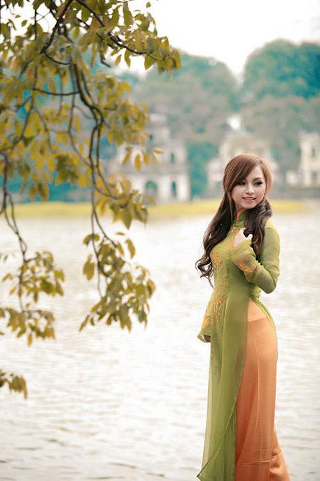 Khung cảnh c&acirc;y xanh ven hồ Hồ Kiếm, Th&aacute;p R&ugrave;a nổi bật giữa hồ sẽ t&ocirc;n l&ecirc;n vẻ đẹp những chiếc &aacute;o d&agrave;i thướt tha