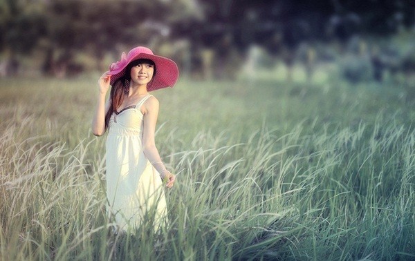 Nhiều bạn trẻ lại th&iacute;ch chọn những c&aacute;nh đồng lau l&agrave; địa điểm chụp ảnh y&ecirc;u th&iacute;ch tại S&agrave;i G&ograve;n