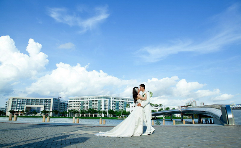 Khu đ&ocirc; thị Ph&uacute; Mỹ Hưng với những con đường rợp b&oacute;ng c&acirc;y xanh l&agrave; địa điểm chụp ảnh hấp dẫn nhiều bạn trẻ