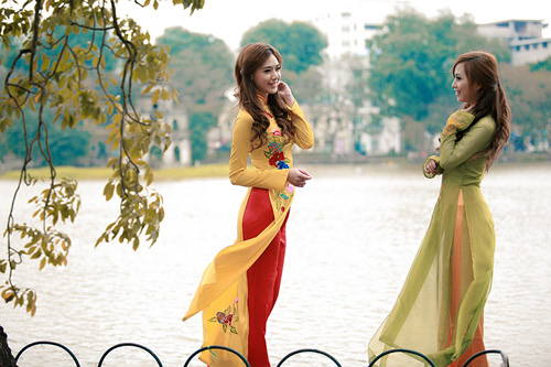 Khu vực bờ hồ Ho&agrave;n Kiếm v&agrave; phố cổ l&agrave; địa điểm chụp ảnh Tết l&yacute; tưởng cho những ai th&iacute;ch sự cổ k&iacute;nh