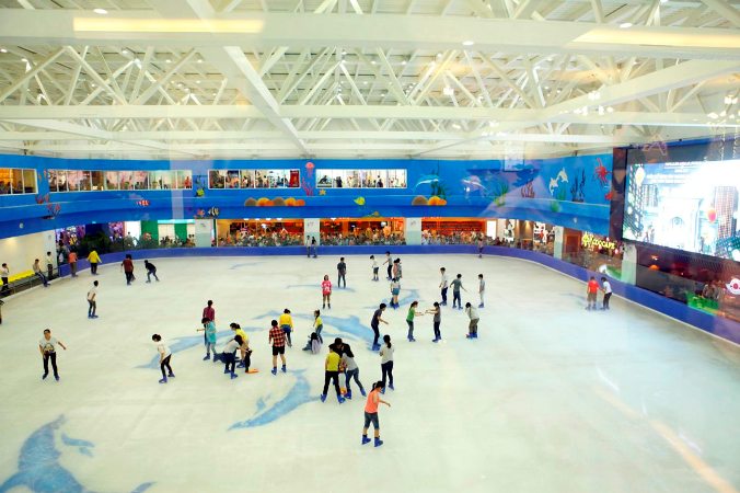 S&acirc;n trượt băng ở Royal City cũng l&agrave; một địa điểm chơi Valentine th&uacute; vị