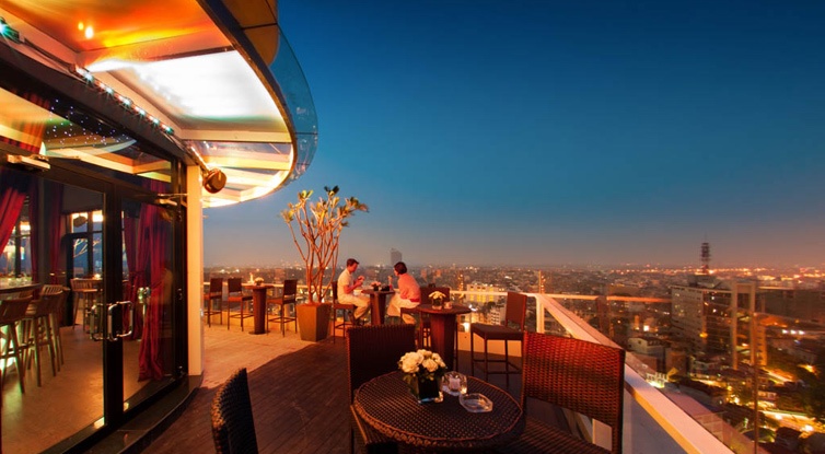 Địa điểm chơi Valentine l&yacute; tưởng như The Roof Top Lounge thu h&uacute;t nhiều bạn trẻ