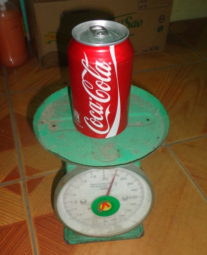 Lon Coca - cola chỉ c&oacute; trọng lượng khoảng 100g