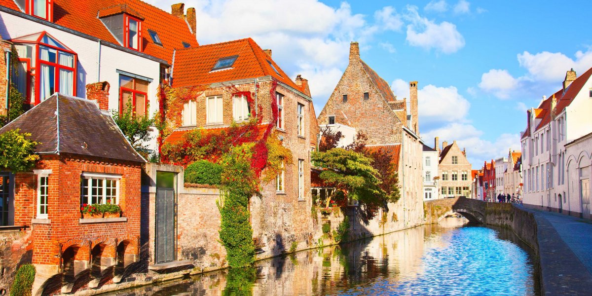Brugge l&agrave; điểm đến du lịch mang vẻ đẹp như trong truyện cổ t&iacute;ch với quảng trường mở, những ng&ocirc;i nh&agrave; cổ k&iacute;nh