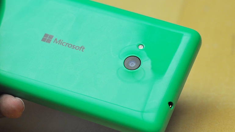 Điện thoại Lumia 535 với t&ecirc;n h&atilde;ng Microsoft tr&ecirc;n th&acirc;n m&aacute;y