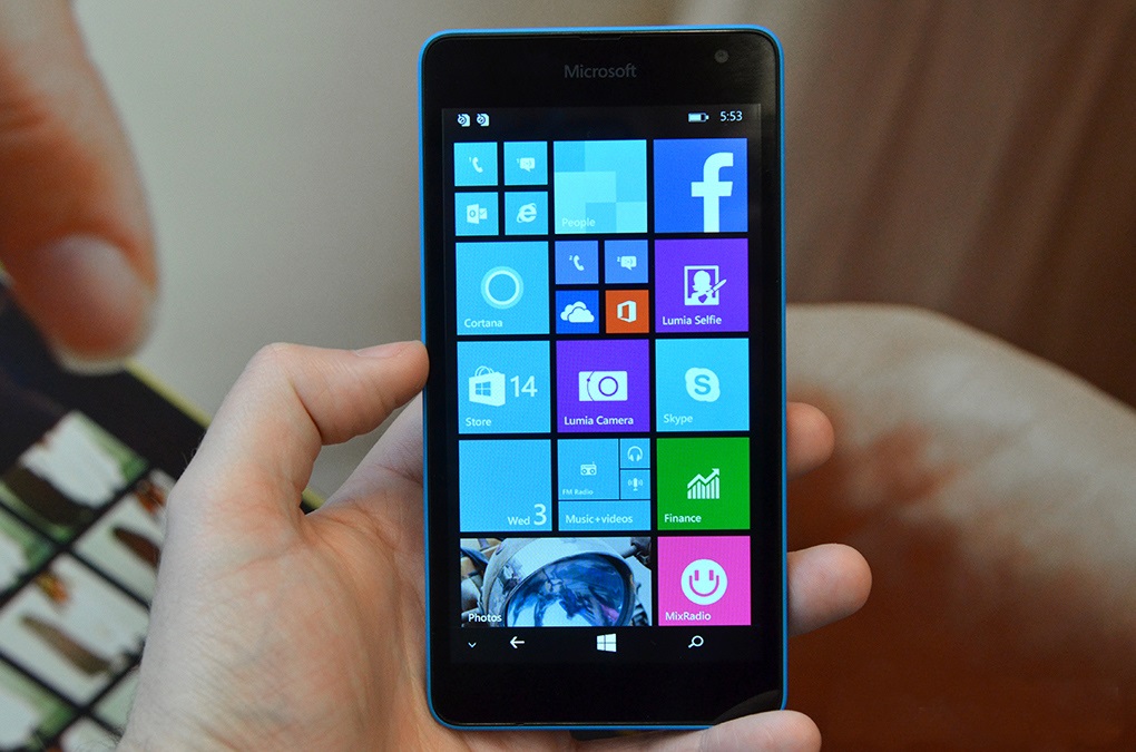 Điện thoại Lumia 535 được trang bị m&agrave;n h&igrave;nh 5 inch v&agrave; hai camera 5 MP