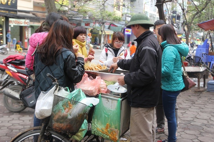 Đồ ăn vặt được bày bán la liệt quanh khu vực cổng trường học Đồ ăn vặt được bày bán la liệt quanh khu vực cổng trường học