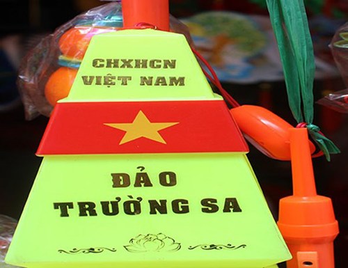 Lồng đ&egrave;n in cột mốc đảo Trường Sa Việt Nam trong m&ugrave;a trung thu 2014