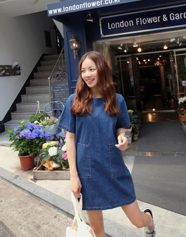 Trời thu se lạnh mặc váy denim có ch&acirc;́t li&ecirc;̣u khá dày, giúp bạn gái giữ &acirc;́m cơ th&ecirc;̉