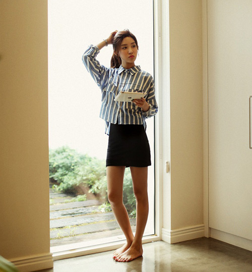 &Aacute;o sơ mi kẻ sọc kết hợp với ch&acirc;n v&aacute;y, short... đều ph&ugrave; hợp
