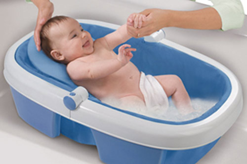 H&atilde;y chọn cho con một chiếc bồn tắm thật ph&ugrave; hợp. Ảnh minh họa