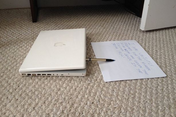 Chiếc laptop được cho l&agrave; một đồ vật bị ma &aacute;m được rao b&aacute;n tr&ecirc;n mạng. Ảnh Mirror