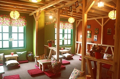 Tzo Cafe có không gian nhỏ, ấm cúng, được trang trí bằng những vật dụng xinh xắn. Ngoài ra còn có một khu vực riêng cho các bạn trẻ viết những lời yêu thương dành tặng cho nhau