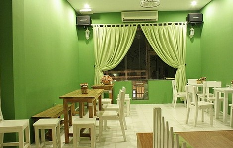 Bức tường gồm 2 gam màu xanh và trắng, trên đó treo những khung ảnh hay những giỏ hoa khá bắt mắt, ấn tượng hơn với bức tường màu xanh nõn chuối cùng bức tường màu trắng nổi gân xù xì, cùng với những bộ bàn ghế trắng tinh, Slute cafe thích hợp cho các đôi tình nhân yêu thích không gian trẻ trung