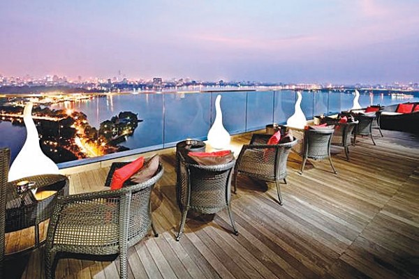 Bar Summit Lounge, số 1 Đường Thanh Niên, Tây Hồ là một trong những quán cà phê có view đẹp nhất Hà Nội, đây sẽ là điểm đến lý tưởng cho các đôi tình nhân yêu thích sự lãng mạn