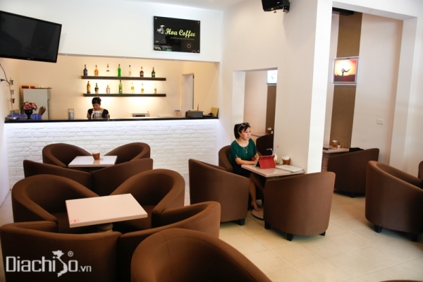 Với sự kết hợp của 2 gam màu nâu -trắng chủ đạo, Quán Hoa coffee, số 69 Trần Đại Nghĩa, Phường Bách Khoa, Quận Hai Bà Trưng sẽ mang lại cho các đôi tình nhân một không gian hẹn hò ngọt ngào và lãng mạn