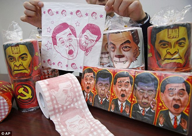 Gần 8.000 cuộn giấy v&agrave; 200.000 t&uacute;i giấy loại n&agrave;y đ&atilde; bị cơ quan chức năng Trung Quốc bắt giữ ở Th&acirc;m Quyến