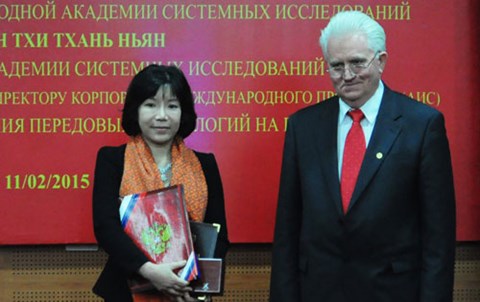 &Ocirc;ng Igor Dorokhov, Chủ tịch Viện H&agrave;n l&acirc;m quốc tế (IASS) trao giải thưởng tới Viện sĩ Nguyễn Thị Thanh Nh&agrave;n