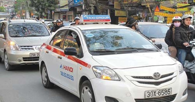 Mưa ph&ugrave;n k&eacute;o d&agrave;i khiến taxi tha hồ 'ch&eacute;m kh&aacute;ch'