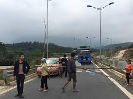 Người d&acirc;n chặn đường cao tốc Nội B&agrave;i-L&agrave;o Cai